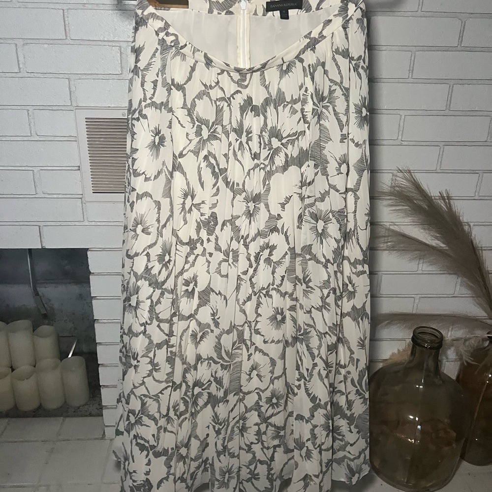 Banana Republic Gray Floral A-Line Skirt
